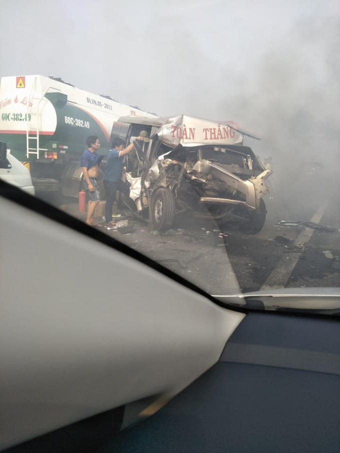 Xe khách Toàn Thắng gặp nạn do khói bay mù mịt. ảnh: UB Tung.