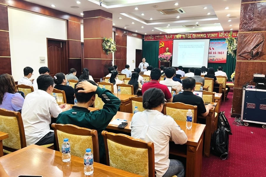 Hình ảnh quan cảnh buổi bồi dưỡng nhận dạng chứng từ Thật - Giả