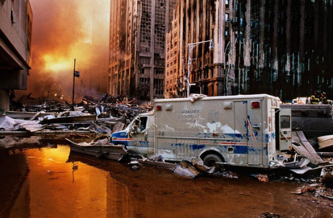 Khung cảnh hệt như ng&agrave;y tận thế tr&ecirc;n đường phố Hạ Manhattan sau khi hai t&ograve;a th&aacute;p đ&ocirc;i đổ sập.