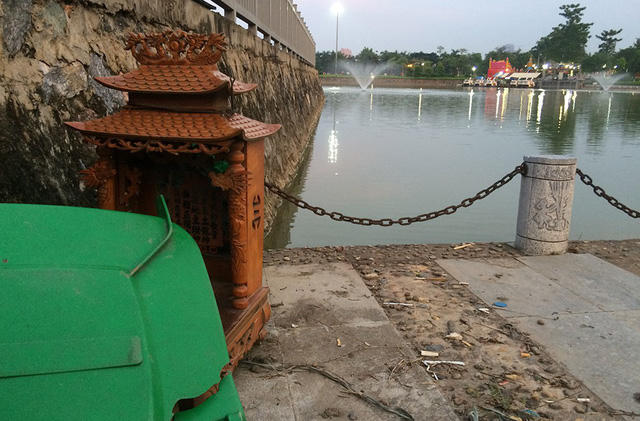 Một số chỗ trong công viên thành nơi vứt rác của những người thiếu ý thức.