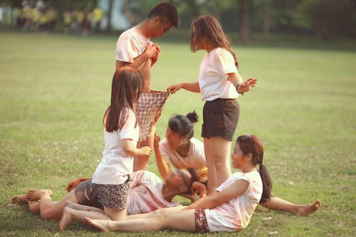 Nữ sinh "dòm của quý" của nam sinh trong một bộ ảnh kỷ yếu.