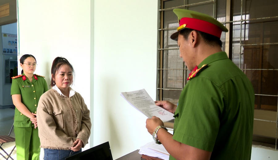 Lực lượng Công an tống đạt quyết định khởi tố bị can và lệnh bắt tạm giam đối với Võ Thị Nguyên.