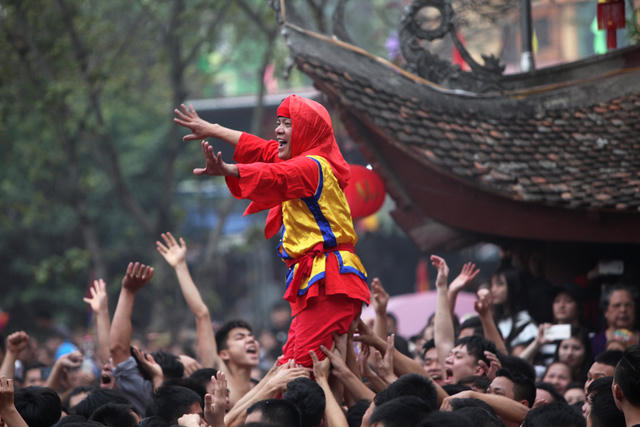 Hơn 11h, sau khi hoàn thành các thủ tục tế lễ trong hậu cung, các ông đám lần lượt "trình làng". Bốn ông đám là bốn người đàn ông được lựa chọn cẩn thận theo tiêu chí: tròn 51 tuổi, là người gương mẫu, thành đạt, gia đình nề nếp truyền thống...