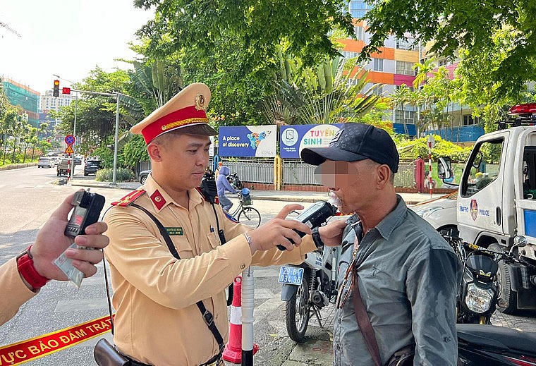 Quá trình kiểm tra nồng độ cồn có ghi hình bảo đảm khách quan, minh bạch Ảnh: Chu Dũng.