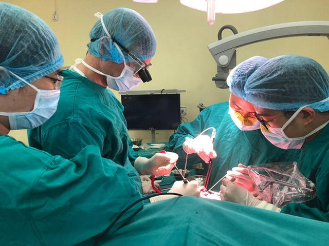Thanh ni&ecirc;n nghiện tiết canh bị h&ocirc;n m&ecirc; v&igrave; s&aacute;n