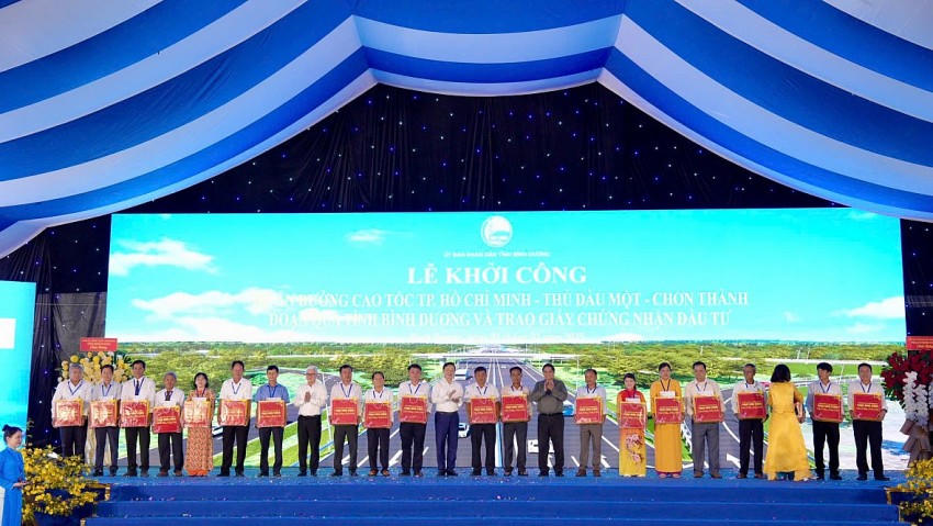 Thủ tướng Chính phủ tặng quà cho người dân thuộc vùng giải toả dự án.