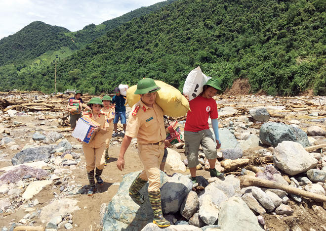 Công an Sơn La giúp dân khắc phục hậu quả trận lũ quét.