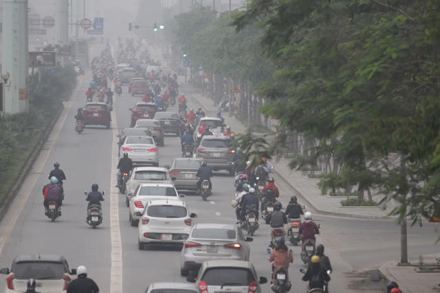 Trên trục đường Tố Hữu, theo ghi nhận trong sáng 9/4, rất đông phương tiện đi lại trong giờ cao điểm. 