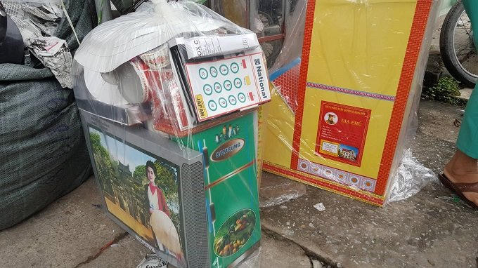 Mặt hàng gia dụng gồm tivi, tủ lạnh, máy giặt, bếp từ, bình nóng lạnh... thu hút người mua.