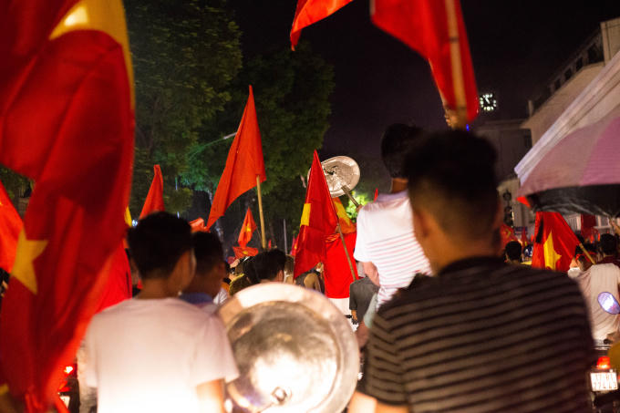 Không quan tâm là đồ gì, miễn kêu to đều được người dân cầm đi ăn mừng.