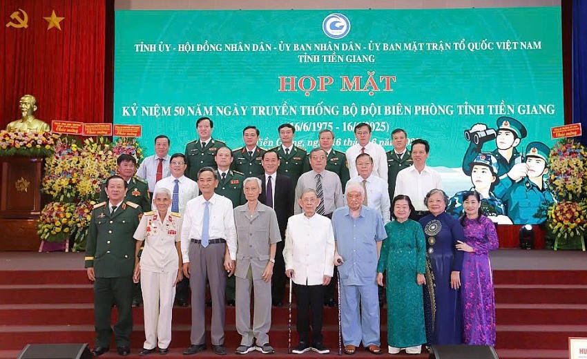 Các đại biểu chụp ảnh lưu niệm. Ảnh: Xuân Uyên
