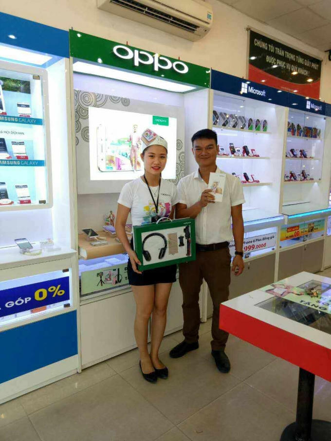 Một khách hàng may mắn sớm có chiếc điện thoại siêu phẩm của OPPO.