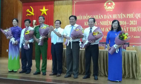 Ông Mai Văn Huỳnh (Đứng thứ hai từ phải sang)