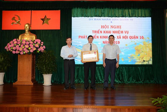 Lãnh đạo quận 10 thừa ủy quyền của Chủ tịch nước trao Huân chương Lao động hạng 3 cho tập thể UBND phường 2, quận 10.