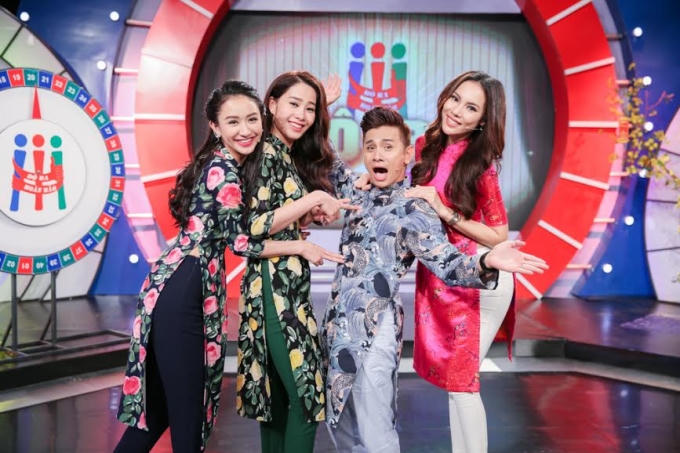MC Đình Toàn và ba người đẹp.