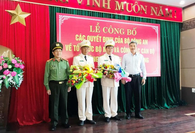 Đại tá Lê Văn Tam (ngoài cùng bên trái), GĐ Công an Đà Nẵng cùng lãnh đạo Ban Tổ chức Thành ủy trao quyết định bổ nhiệm cho 2 tân Phó giám đốc Công an TP