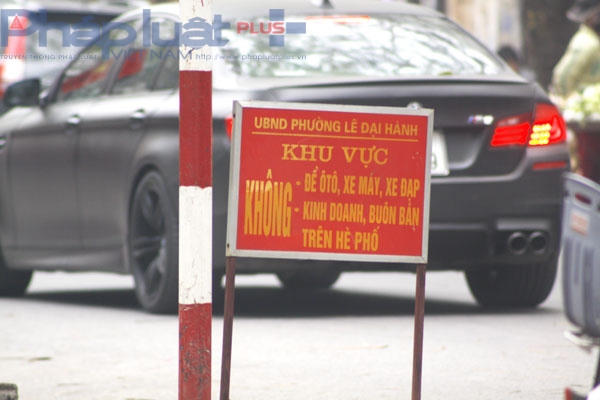 Biển cấm đỗ xe, bán hàng, kinh doanh trên quãng đường này được UBND phường Lê Đại Hành ghi rõ nhưng dường như biển cấm này vô tác dụng.