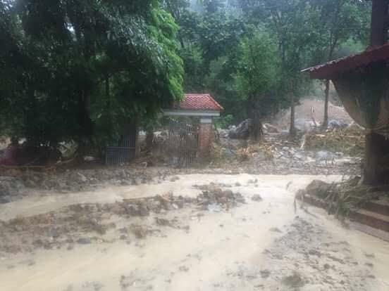 Phần lớn các xã vùng sâu vùng xa tại huyện Lang Chánh như Trí Nang, Giao An, Giao Thiện, Yên Khương đều bị ngập bùn, giao thông chia cắt.