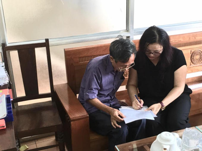 Ông Hàn Đức Long cùng luật sư của mình.