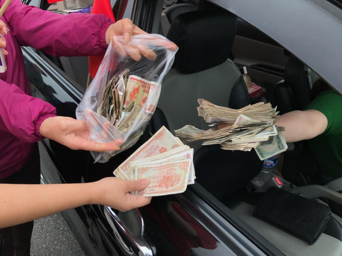 Người dân còn sử dụng "độc chiêu" dùng tiền lẻ với nhiều mệnh giá để mua vé qua trạm thu phí.