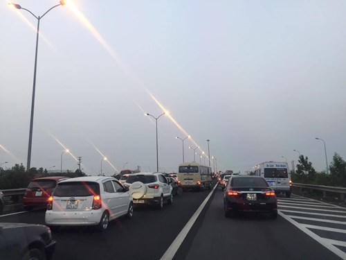 Hàng trăm phương tiện ùn ứ trên cao tốc Cầu Giẽ - Ninh Bình.