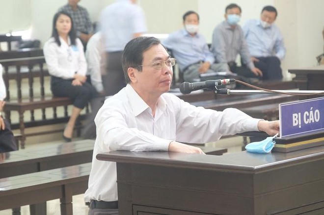 Cựu Bộ trưởng Bộ Công Thương Vũ Huy Hoàng trả lời thẩm vấn tại phiên tòa.