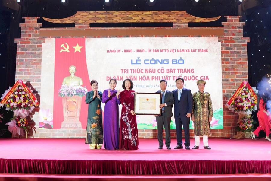 Phó Chủ tịch UBND thành phố Hà Nội Vũ Thu Hà trao chứng nhận "Tri thức nấu cỗ Bát Tràng" - Di sản văn hóa phi vật thể quốc gia cho xã Bát Tràng.