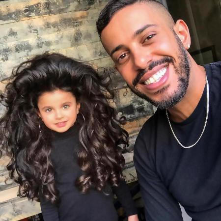 Mia chụp cùng nhà tạo mẫu tóc Sagi.