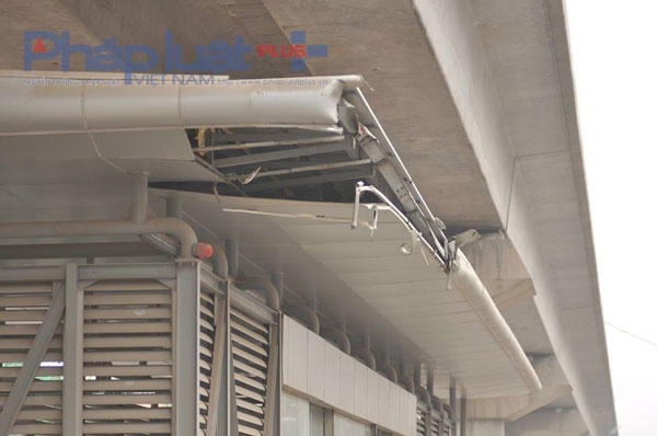 Một số hạng mục bị bong tróc, vỡ làm mất mỹ quan đô thị và gây lẵng phí ngân sách nhà nước.