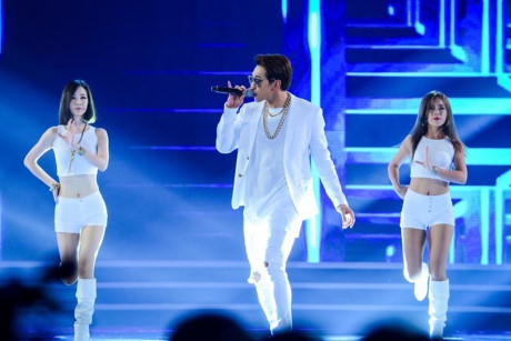 Bi biểu diễn cùng vũ đoàn Hàn Quốc.