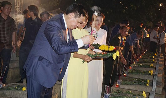 Phó Thủ tướng Vương Đình Huệ  thắp nến tri ân các anh hùng liệt sỹ.