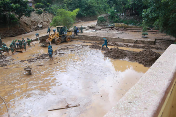 Sân trường ngập đầy bùn lũ.
