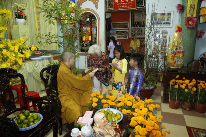 Chia lộc cho mọi người.