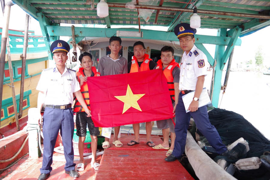 Cán bộ Hải đoàn 42 tặng cờ Tổ quốc và áo phao cho bà con ngư dân