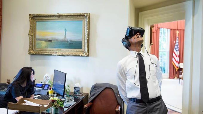 Ông Obama trải nghiệm kính thực tế ảo VR ngay tại văn phòng làm việc.