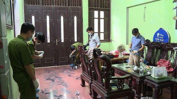 Lực lượng chức năng khám nghiệm hiện trường.