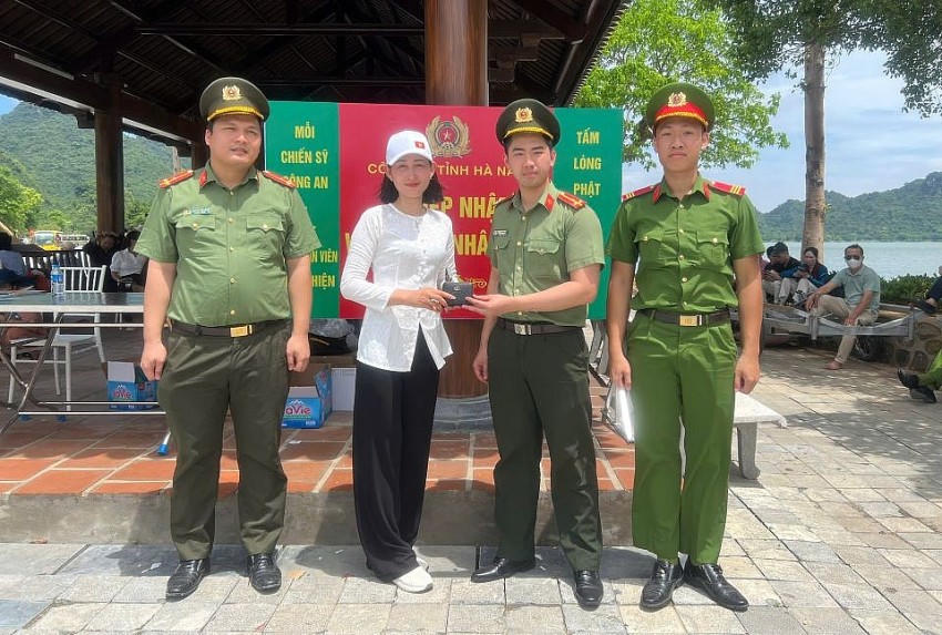 Cán bộ, chiến sĩ các tổ công tác tích cực tiếp nhận và nhanh chóng hỗ trợ người dân tìm lại đồ bị thất lạc.
Cán bộ, chiến sĩ các tổ công tác tích cực tiếp nhận và nhanh chóng hỗ trợ người dân tìm lại đồ bị thất lạc.