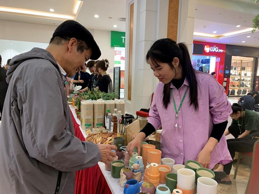 Không chỉ các bạn trẻ, hoạt động còn thu hút nhiều người tham gia, ở mọi lứa tuổi khác nhau.