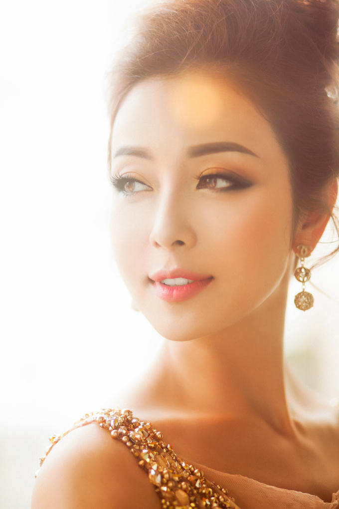 Hoa hậu Jennifer phạm đẹp hút hồn khi làm giám khảo bên cạnh Bình Minh