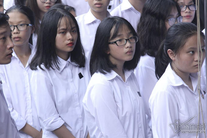 Học sinh Trường THPT Chu Văn An xếp h&agrave;ng d&agrave;i v&agrave;o viếng Chủ tịch nước Trần Đại Quang. Trường c&oacute; vinh dự được Chủ tịch nước đ&aacute;nh trống khai giảng năm học mới ng&agrave;y 5/9 vừa qua