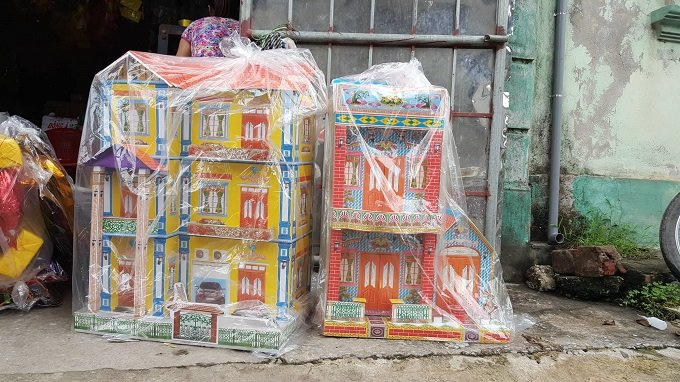 Theo ông, vào những ngày như vậy, rất nhiều gia đình không tiếc tay chi tiền triệu để sắm sửa vàng mã. Một số loại vàng mã được người dân ưa chuộng như ô tô, xe máy, biệt thự.