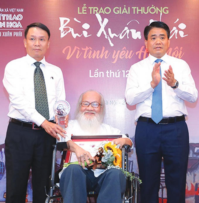 Chủ tịch UBND TP Hà Nội Nguyễn Đức Chung và Tổng Giám đốc Thông tấn xã Việt Nam Nguyễn Đức Lợi trao Giải thưởng Lớn - Vì tình yêu Hà Nội cho PGS.TS NGƯT Nguyễn Thừa Hỷ