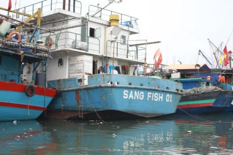 Tuy to gấp rưỡi đến gấp đôi tàu vỏ gỗ thông thường, nhưng Sang Fish 01 có đáy nhỏ nên rung lắc trước sóng lớn - Ảnh: Nguyễn Tú