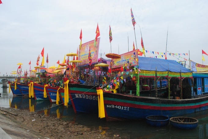 Những chiếc thuyền đánh cá của ngư dân được trang trí rực rỡ chuẩn bị cho lễ cầu ngư. (Ảnh Duy Ngợi).