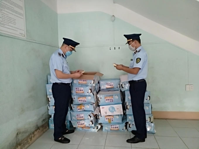 Cục QLTT Lào Cai kiểm tra hàng hóa sai phạm. Ảnh Cục QLTT Lào Cai