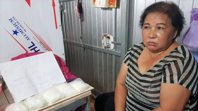 Đối tượng Nguyễn Thị Bình cùng tang vật tại cơ quan điều tra. (Ảnh do Công an tỉnh Bạc Liêu cung cấp)