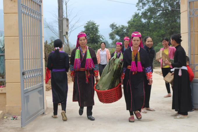 Bà con dân tộc thiểu số vui mừng với ngày hội gói bánh chưng dành tặng những người nghèo trên địa bàn huyện.
