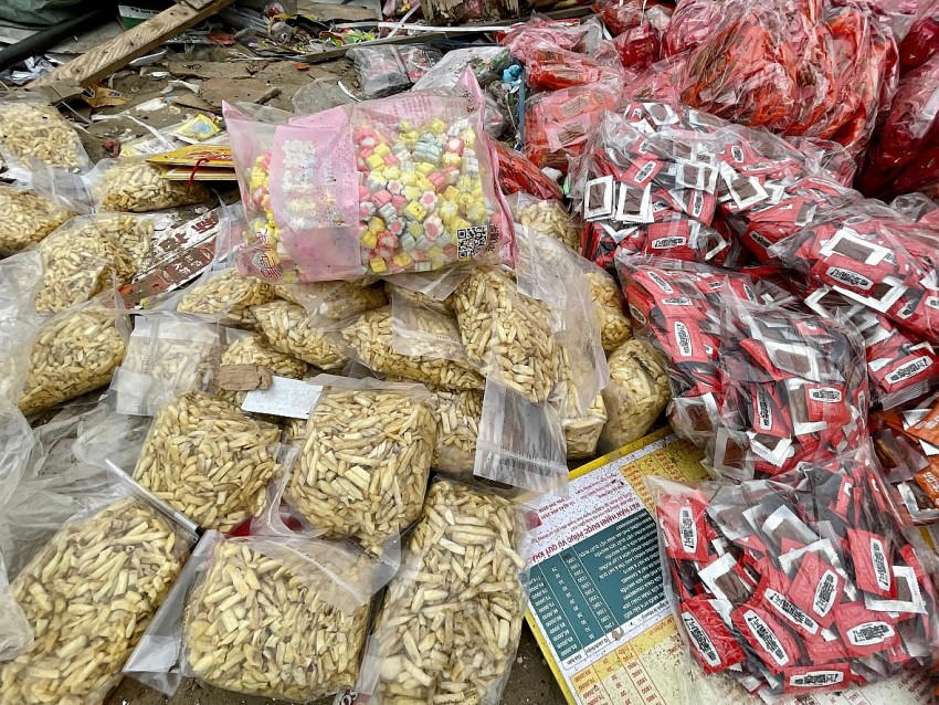 Cận cảnh "núi bánh kẹo" không rõ nguồn gốc đổ thải trái phép tại bãi rác La Phù, Hoài Đức