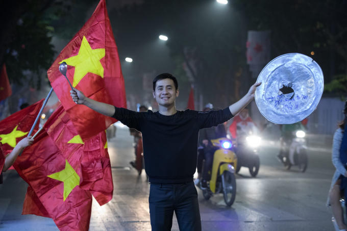 Những dụng cụ cổ động như mâm, thìa, xoong... được người dân sử dụng trong đêm ăn mừng chiến công của U23 Việt Nam.