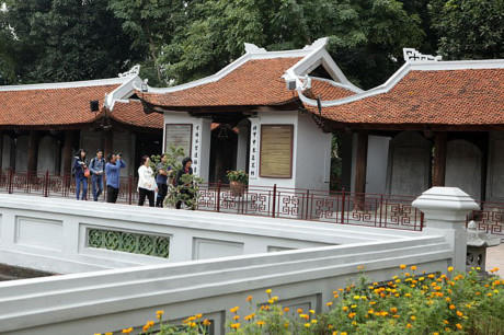 Mới đây nhiều du khách đã bất ngờ vì Văn Miếu Quốc Tử Giám không còn cổ kính rêu phong, thay vào đó là một màu sơn mới. Ảnh: dantri.